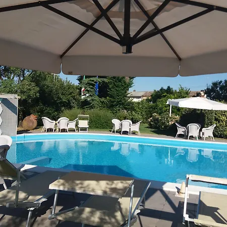 Relais Roncuzzi מלון