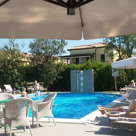 Relais Roncuzzi فندق